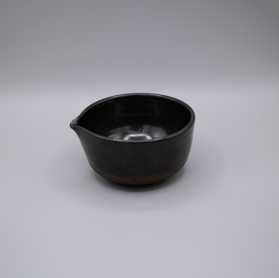 Katakuchi Chawan Obsidiana con Vertedero / Pieza única, hecha a mano